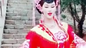 红衣古装女唱歌